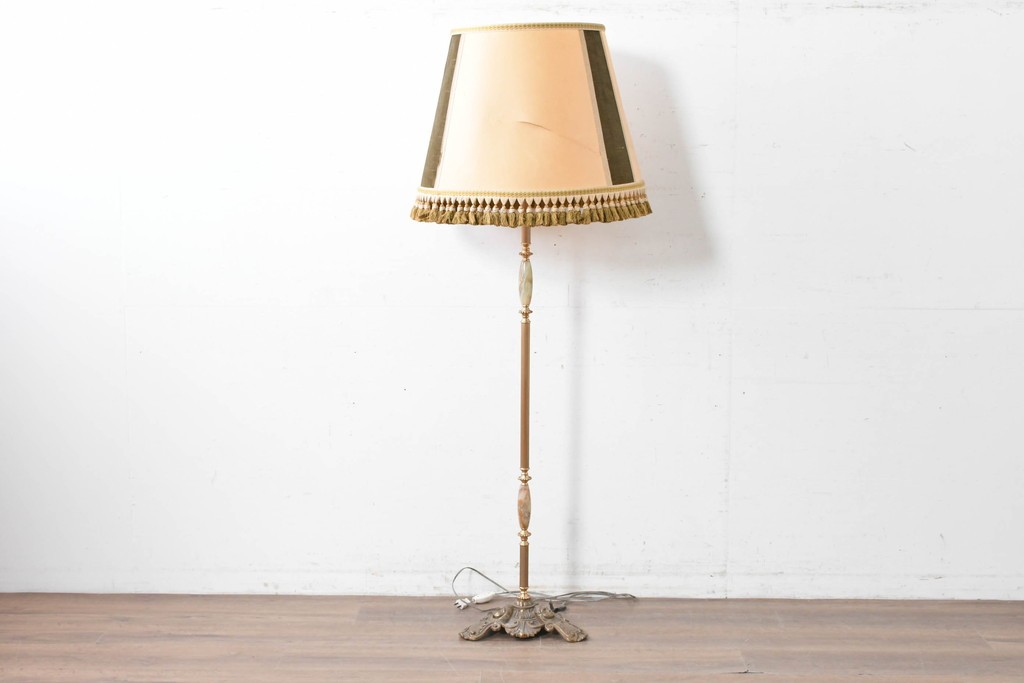 海外ヴィンテージ　真鍮ベースのフロアスタンド　(R-087374)