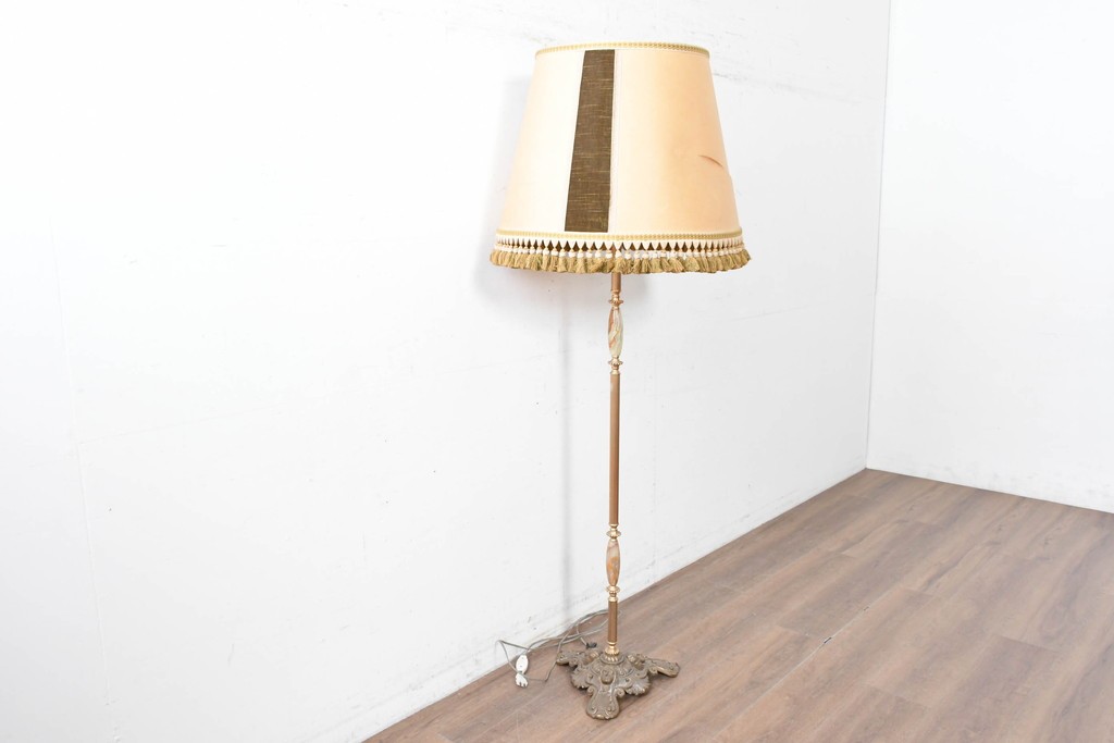 海外ヴィンテージ　真鍮ベースのフロアスタンド　(R-087374)