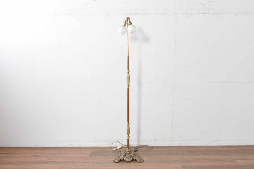 海外ヴィンテージ　真鍮ベースのフロアスタンド　(R-087374)