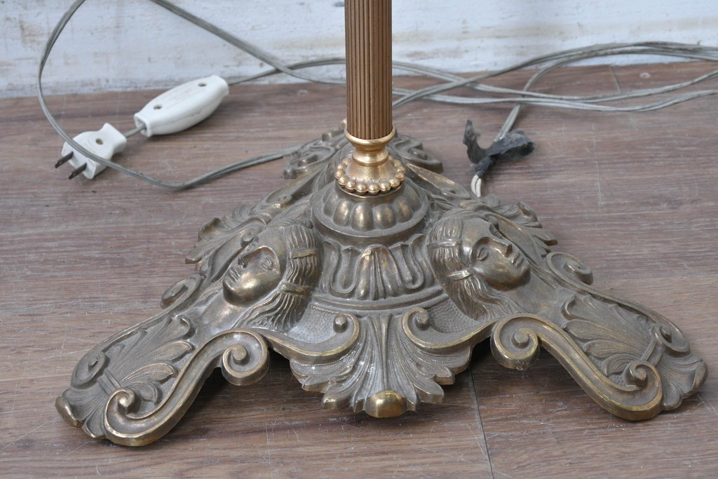 海外ヴィンテージ　真鍮ベースのフロアスタンド　(R-087374)