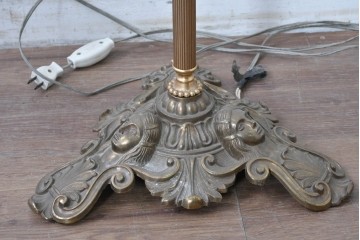 海外ヴィンテージ　真鍮ベースのフロアスタンド　(R-087374)