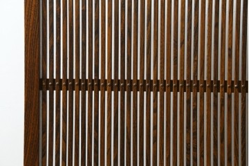 和製ヴィンテージ　高級品　総欅(ケヤキ)材　素材の良さが際立つ漆塗りの衝立て　(R-087375)