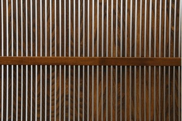 和製ヴィンテージ　高級品　総欅(ケヤキ)材　素材の良さが際立つ漆塗りの衝立て　(R-087375)