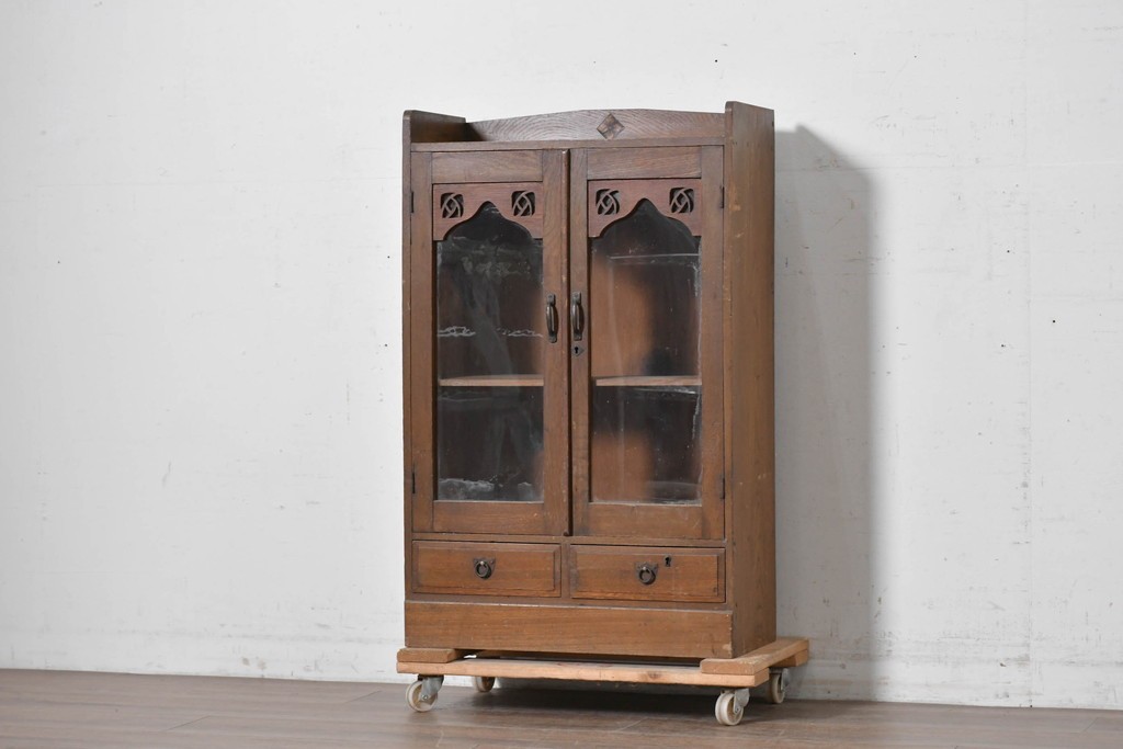 和製アンティーク　栓材　透かし彫りの意匠が目を惹くガラス扉の本箱　(R-087377)