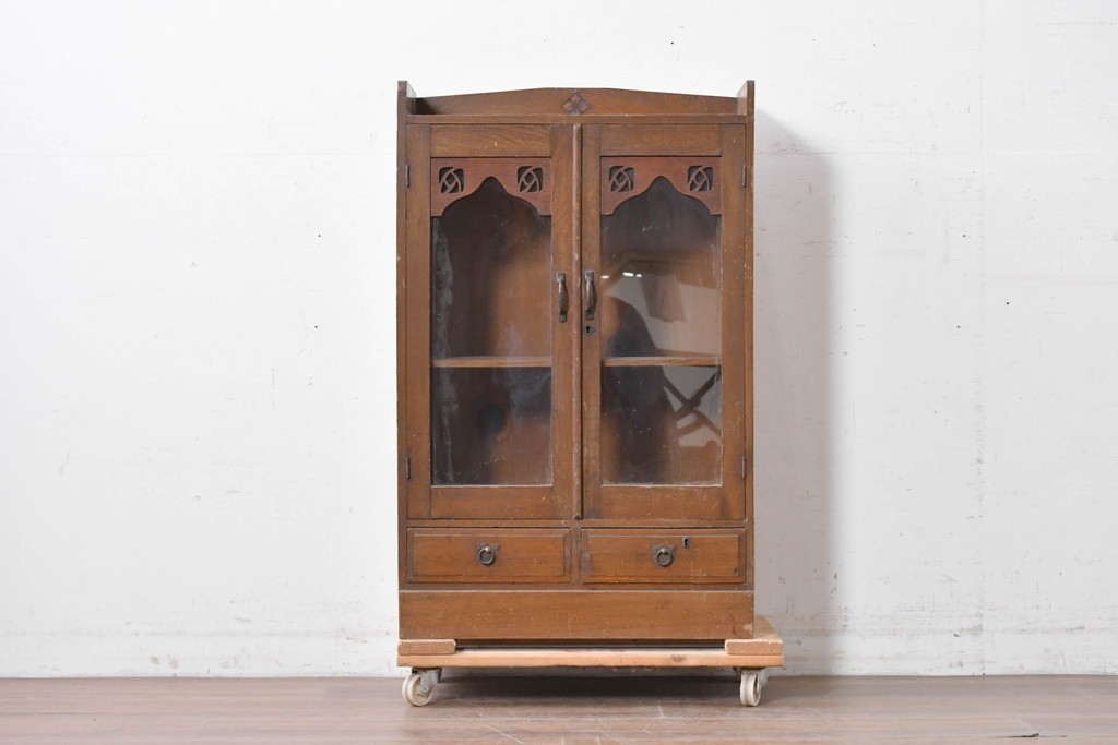 和製アンティーク　栓材　透かし彫りの意匠が目を惹くガラス扉の本箱　(R-087377)