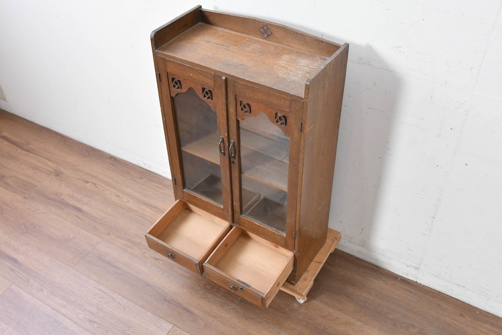 和製アンティーク　栓材　透かし彫りの意匠が目を惹くガラス扉の本箱　(R-087377)