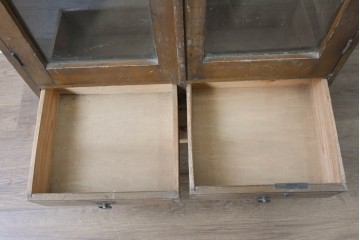 和製アンティーク　栓材　透かし彫りの意匠が目を惹くガラス扉の本箱　(R-087377)