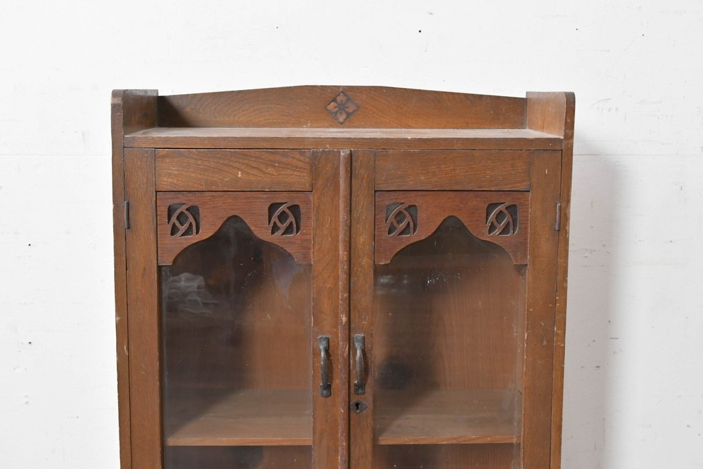 和製アンティーク　栓材　透かし彫りの意匠が目を惹くガラス扉の本箱　(R-087377)