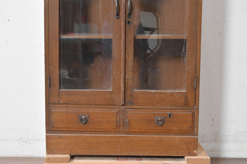 和製アンティーク　栓材　透かし彫りの意匠が目を惹くガラス扉の本箱　(R-087377)