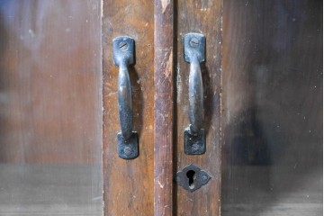 和製アンティーク　栓材　透かし彫りの意匠が目を惹くガラス扉の本箱　(R-087377)