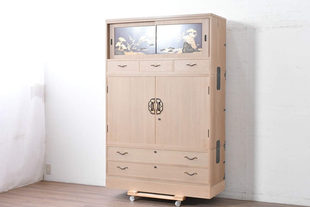 中古　高級品!!　桐箪笥(並厚)　蒔絵(松・梅の図)入り　衣装盆5杯の着物箪笥　(R-087383)