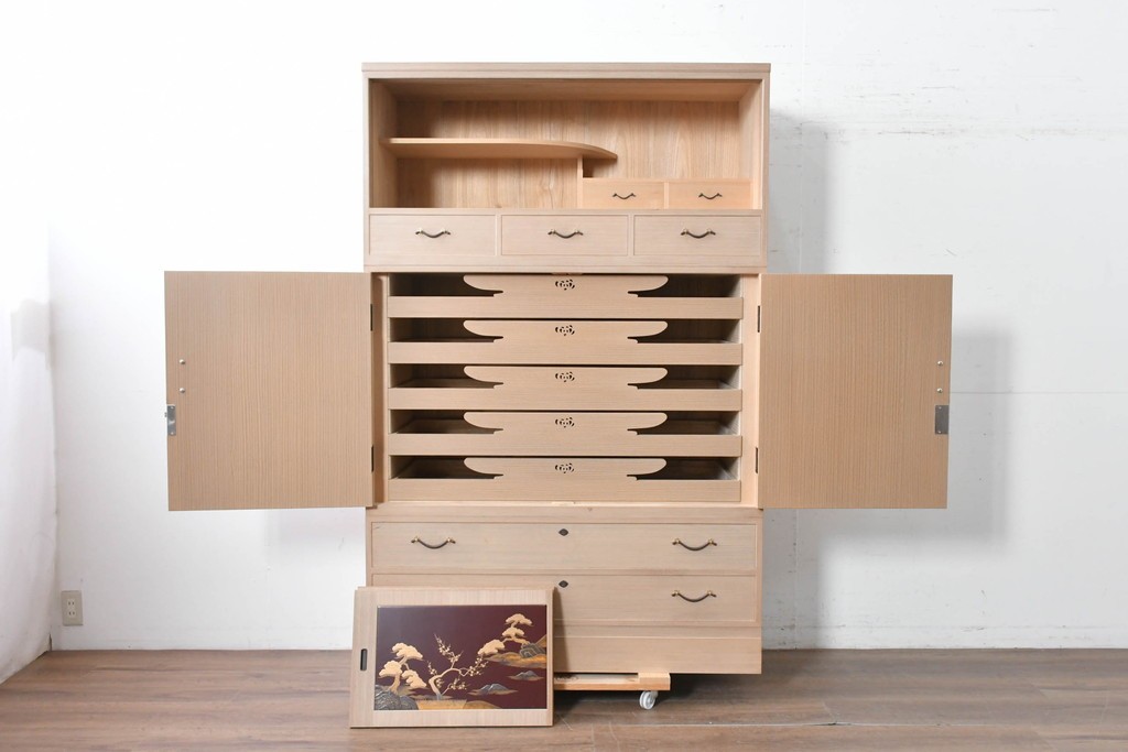 中古　高級品!!　桐箪笥(並厚)　蒔絵(松・梅の図)入り　衣装盆5杯の着物箪笥　(R-087383)