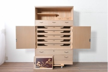 中古　高級品!!　桐箪笥(並厚)　蒔絵(松・梅の図)入り　衣装盆5杯の着物箪笥　(R-087383)