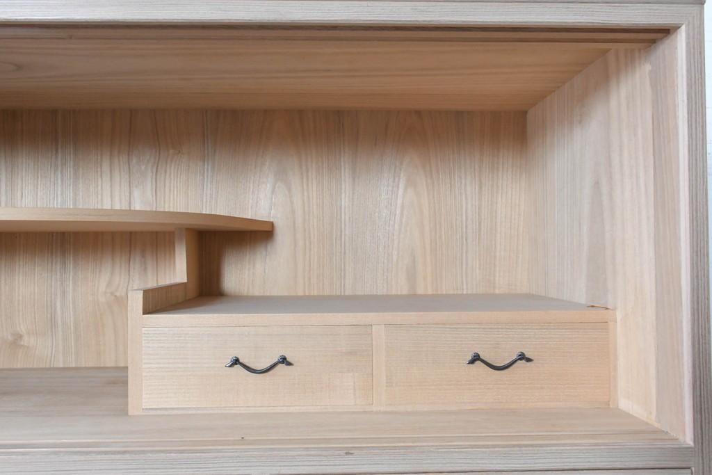 中古　高級品!!　桐箪笥(並厚)　蒔絵(松・梅の図)入り　衣装盆5杯の着物箪笥　(R-087383)