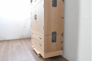 中古　高級品!!　桐箪笥(並厚)　蒔絵(松・梅の図)入り　衣装盆5杯の着物箪笥　(R-087383)