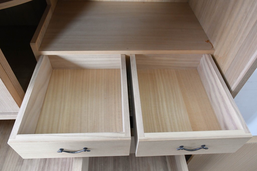 中古　高級品!!　桐箪笥(並厚)　蒔絵(松・梅の図)入り　衣装盆5杯の着物箪笥　(R-087383)