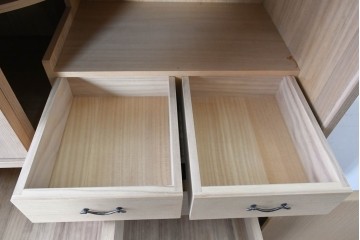 中古　高級品!!　桐箪笥(並厚)　蒔絵(松・梅の図)入り　衣装盆5杯の着物箪笥　(R-087383)