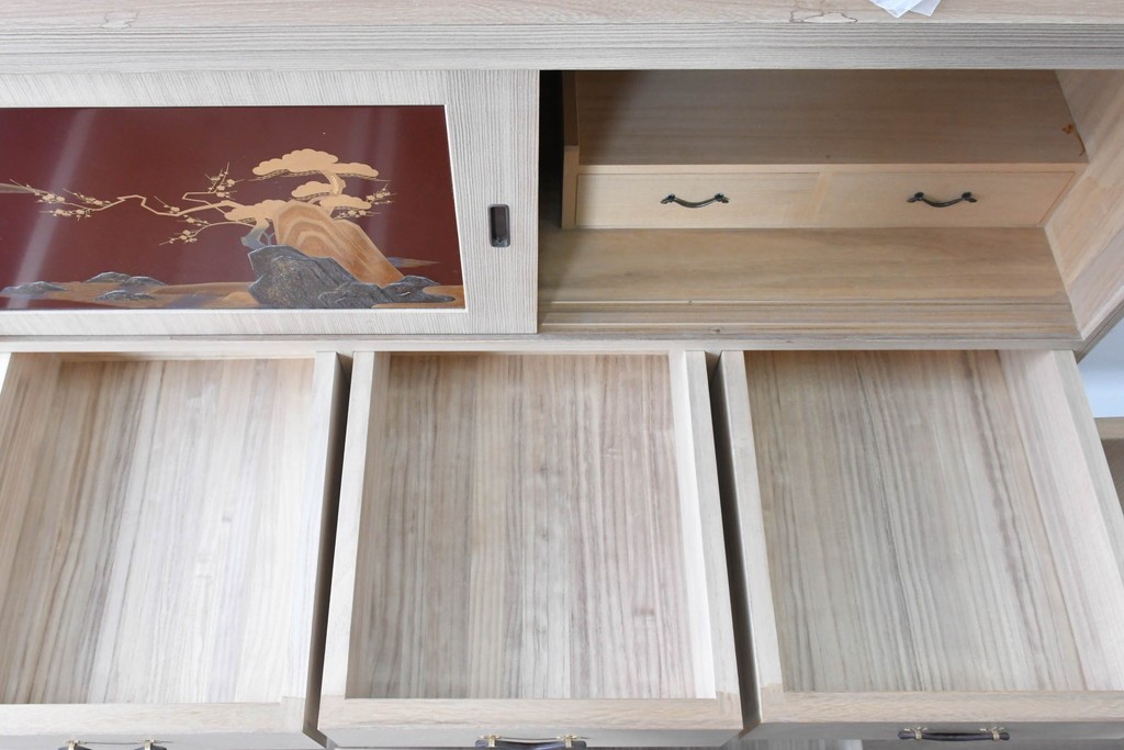 中古　高級品!!　桐箪笥(並厚)　蒔絵(松・梅の図)入り　衣装盆5杯の着物箪笥　(R-087383)