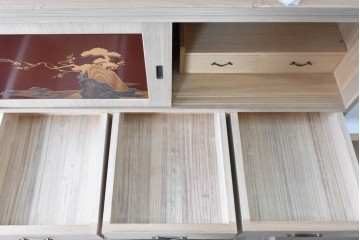 中古　高級品!!　桐箪笥(並厚)　蒔絵(松・梅の図)入り　衣装盆5杯の着物箪笥　(R-087383)