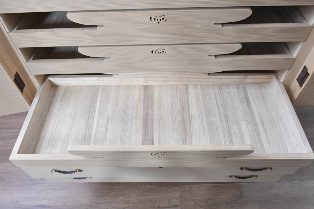 中古　高級品!!　桐箪笥(並厚)　蒔絵(松・梅の図)入り　衣装盆5杯の着物箪笥　(R-087383)