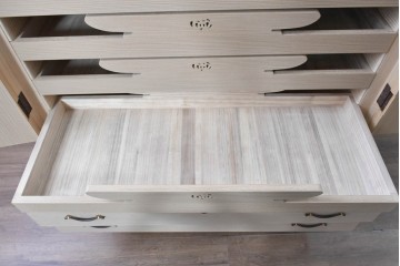 中古　高級品!!　桐箪笥(並厚)　蒔絵(松・梅の図)入り　衣装盆5杯の着物箪笥　(R-087383)