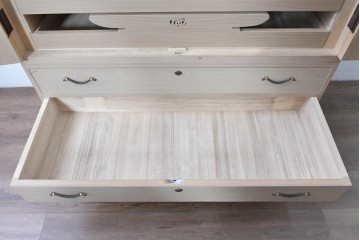 中古　高級品!!　桐箪笥(並厚)　蒔絵(松・梅の図)入り　衣装盆5杯の着物箪笥　(R-087383)