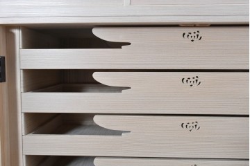 中古　高級品!!　桐箪笥(並厚)　蒔絵(松・梅の図)入り　衣装盆5杯の着物箪笥　(R-087383)