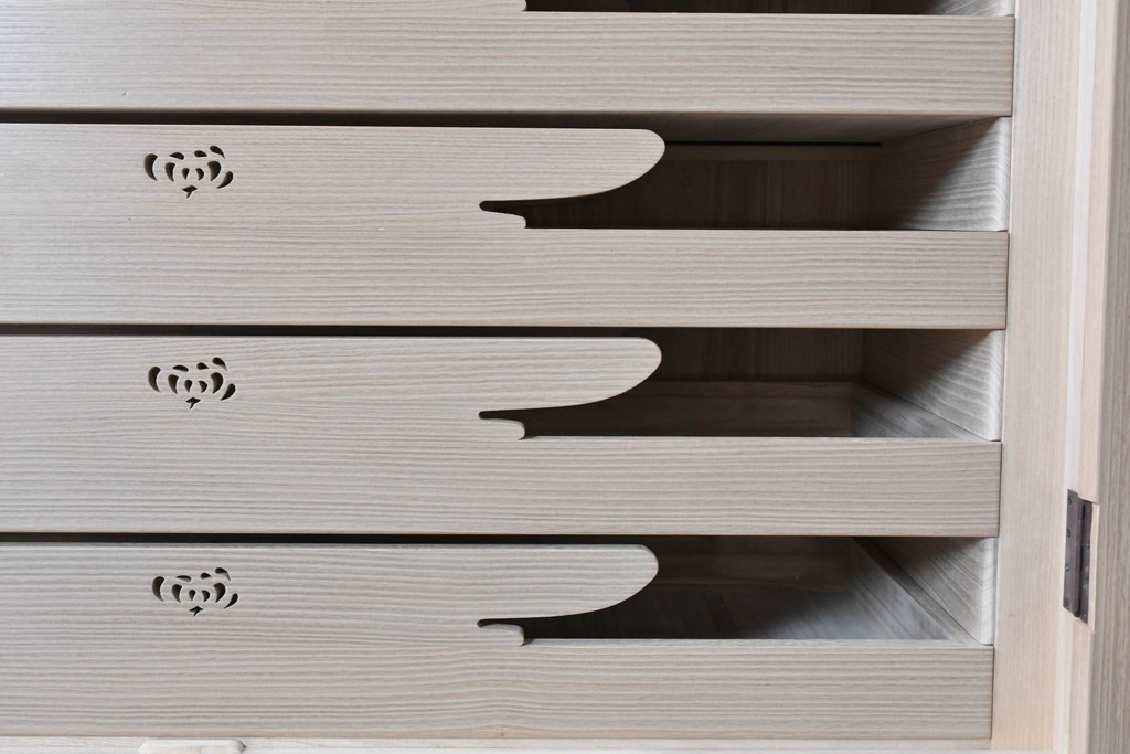 中古　高級品!!　桐箪笥(並厚)　蒔絵(松・梅の図)入り　衣装盆5杯の着物箪笥　(R-087383)