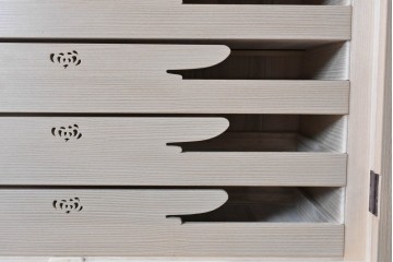 中古　高級品!!　桐箪笥(並厚)　蒔絵(松・梅の図)入り　衣装盆5杯の着物箪笥　(R-087383)