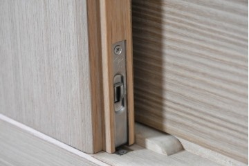 中古　高級品!!　桐箪笥(並厚)　蒔絵(松・梅の図)入り　衣装盆5杯の着物箪笥　(R-087383)