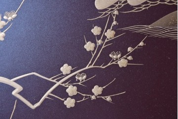 中古　高級品!!　桐箪笥(並厚)　蒔絵(松・梅の図)入り　衣装盆5杯の着物箪笥　(R-087383)