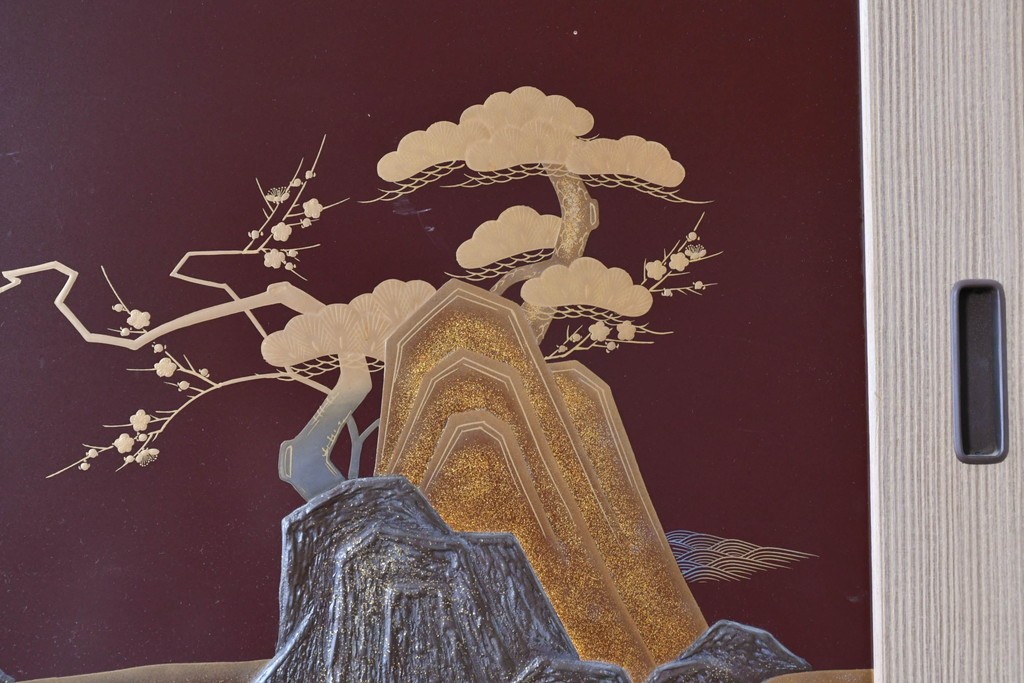 中古　高級品!!　桐箪笥(並厚)　蒔絵(松・梅の図)入り　衣装盆5杯の着物箪笥　(R-087383)