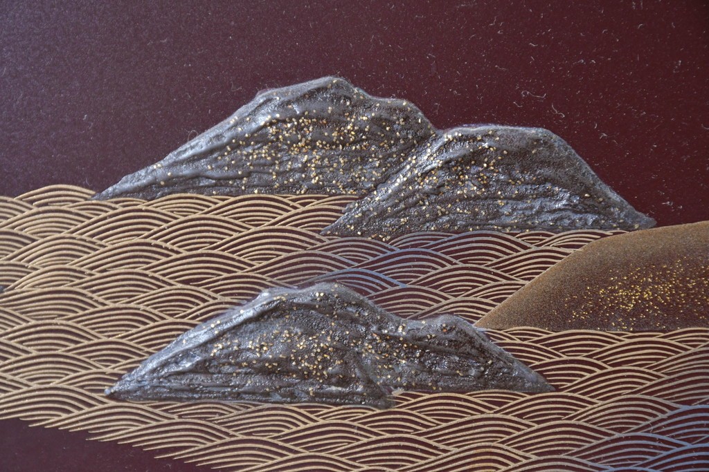 中古　高級品!!　桐箪笥(並厚)　蒔絵(松・梅の図)入り　衣装盆5杯の着物箪笥　(R-087383)