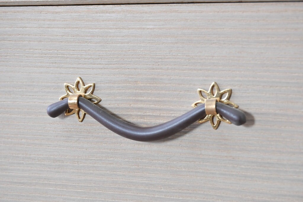 中古　高級品!!　桐箪笥(並厚)　蒔絵(松・梅の図)入り　衣装盆5杯の着物箪笥　(R-087383)