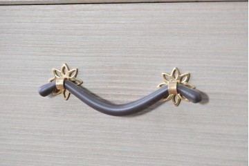 中古　高級品!!　桐箪笥(並厚)　蒔絵(松・梅の図)入り　衣装盆5杯の着物箪笥　(R-087383)