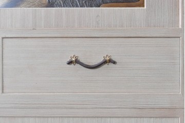 中古　高級品!!　桐箪笥(並厚)　蒔絵(松・梅の図)入り　衣装盆5杯の着物箪笥　(R-087383)