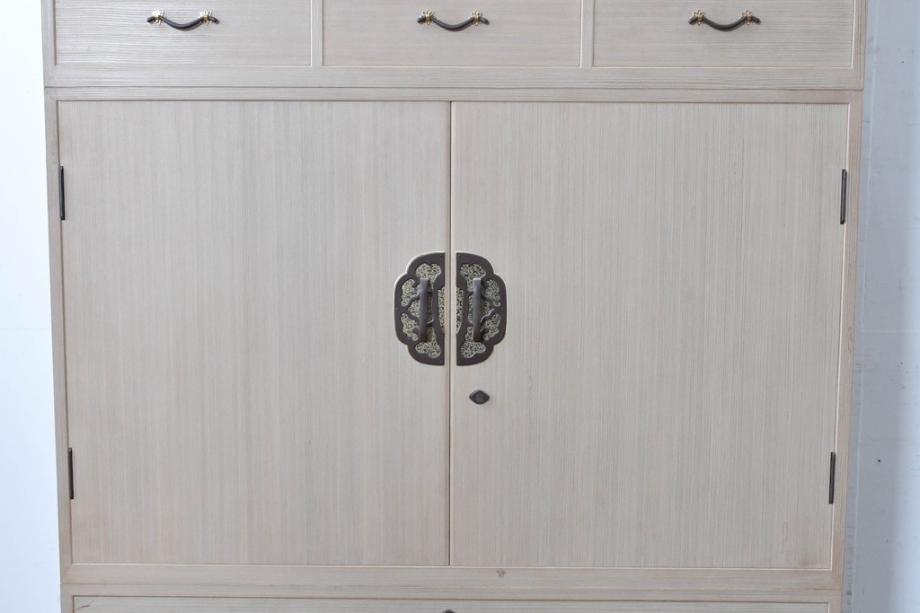 中古　高級品!!　桐箪笥(並厚)　蒔絵(松・梅の図)入り　衣装盆5杯の着物箪笥　(R-087383)