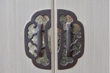 中古　高級品!!　桐箪笥(並厚)　蒔絵(松・梅の図)入り　衣装盆5杯の着物箪笥　(R-087383)
