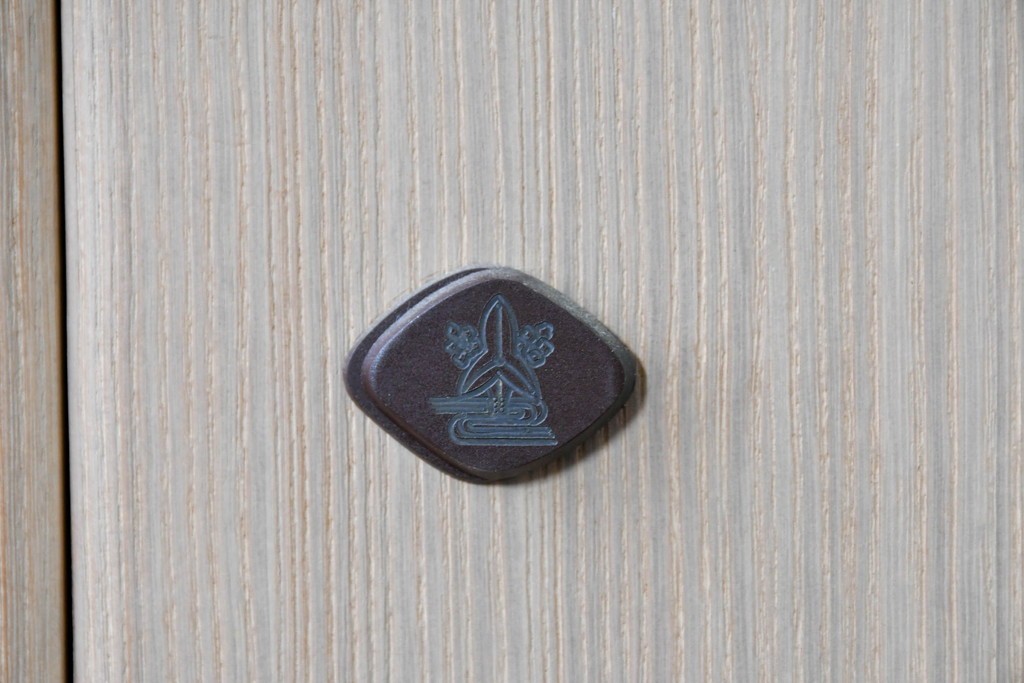 中古　高級品!!　桐箪笥(並厚)　蒔絵(松・梅の図)入り　衣装盆5杯の着物箪笥　(R-087383)