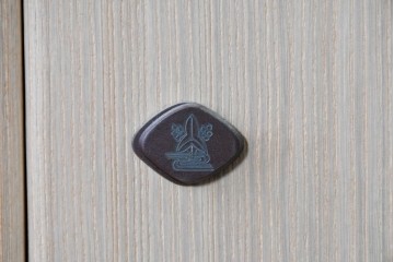 中古　高級品!!　桐箪笥(並厚)　蒔絵(松・梅の図)入り　衣装盆5杯の着物箪笥　(R-087383)