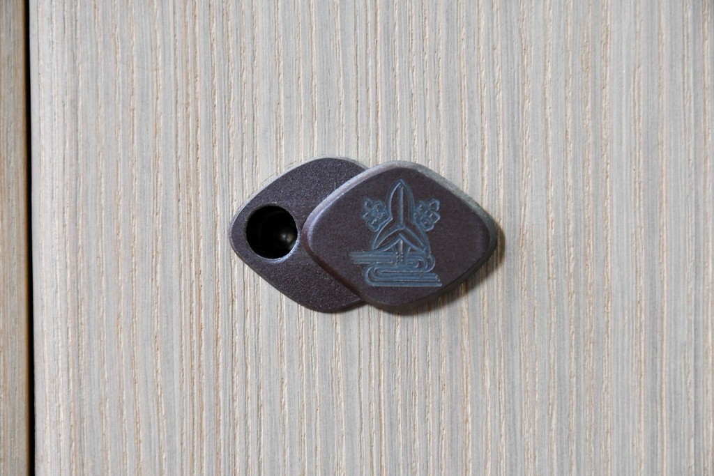 中古　高級品!!　桐箪笥(並厚)　蒔絵(松・梅の図)入り　衣装盆5杯の着物箪笥　(R-087383)