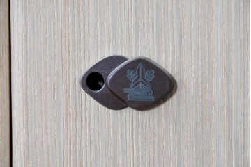 中古　高級品!!　桐箪笥(並厚)　蒔絵(松・梅の図)入り　衣装盆5杯の着物箪笥　(R-087383)