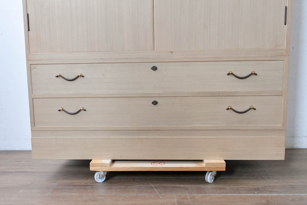 中古　高級品!!　桐箪笥(並厚)　蒔絵(松・梅の図)入り　衣装盆5杯の着物箪笥　(R-087383)