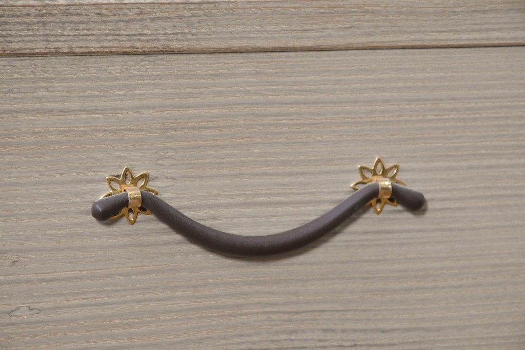 中古　高級品!!　桐箪笥(並厚)　蒔絵(松・梅の図)入り　衣装盆5杯の着物箪笥　(R-087383)