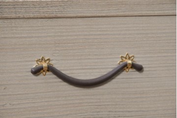 中古　高級品!!　桐箪笥(並厚)　蒔絵(松・梅の図)入り　衣装盆5杯の着物箪笥　(R-087383)