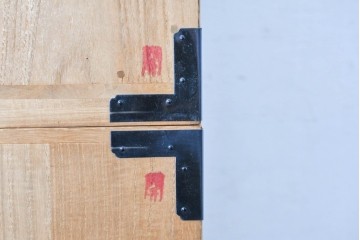 中古　高級品!!　桐箪笥(並厚)　蒔絵(松・梅の図)入り　衣装盆5杯の着物箪笥　(R-087383)