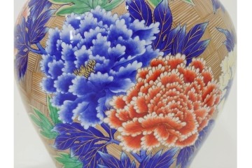 香蘭社　有田焼　染錦　高さ約35cm　金彩と牡丹模様が華やかな花瓶　(R-087386)