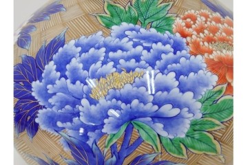 香蘭社　有田焼　染錦　高さ約35cm　金彩と牡丹模様が華やかな花瓶　(R-087386)