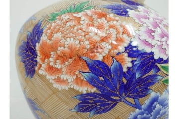 香蘭社　有田焼　染錦　高さ約35cm　金彩と牡丹模様が華やかな花瓶　(R-087386)