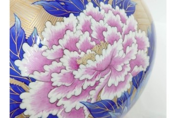 香蘭社　有田焼　染錦　高さ約35cm　金彩と牡丹模様が華やかな花瓶　(R-087386)